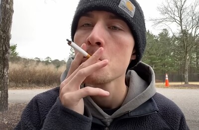 Лечение зависимости от табакокурения в Сестрорецке Мужчина с сигаретой делает затяжку